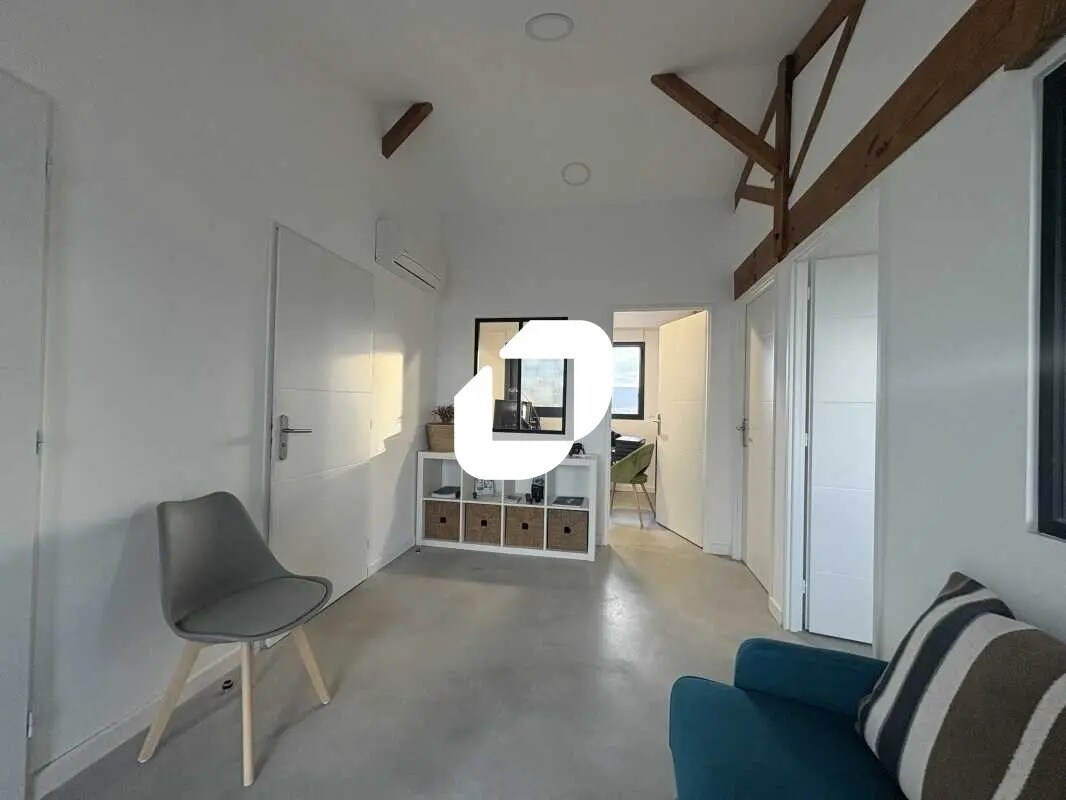 Office in Beychac-et-Caillau for lease Interior Photo- Image 1 of 7