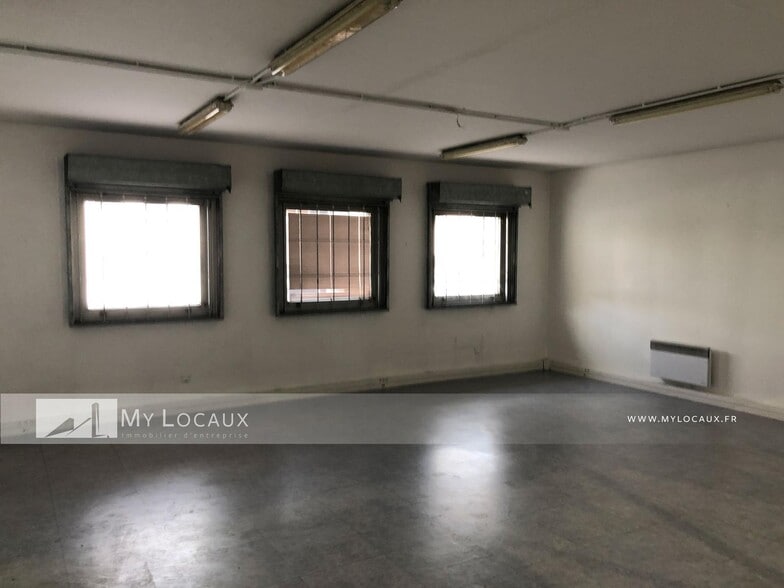 Flex in Gennevilliers for lease - Interior Photo - Image 2 of 6