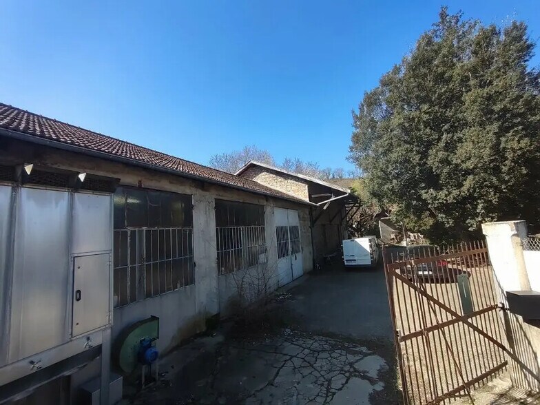 Flex in Bourgoin-Jallieu for sale - Building Photo - Image 1 of 4