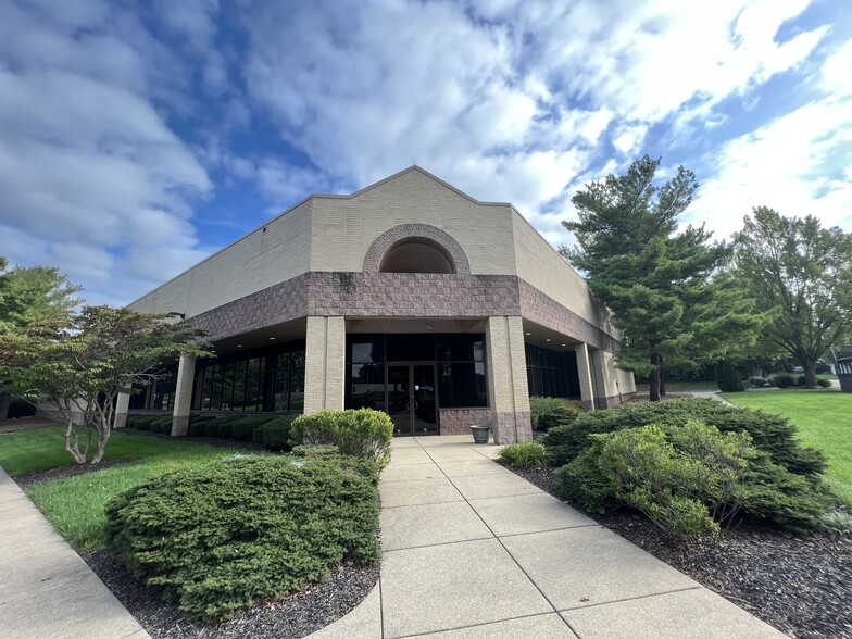 1805 Olde Homestead Ln, Lancaster, PA for sale - Building Photo - Image 1 of 1