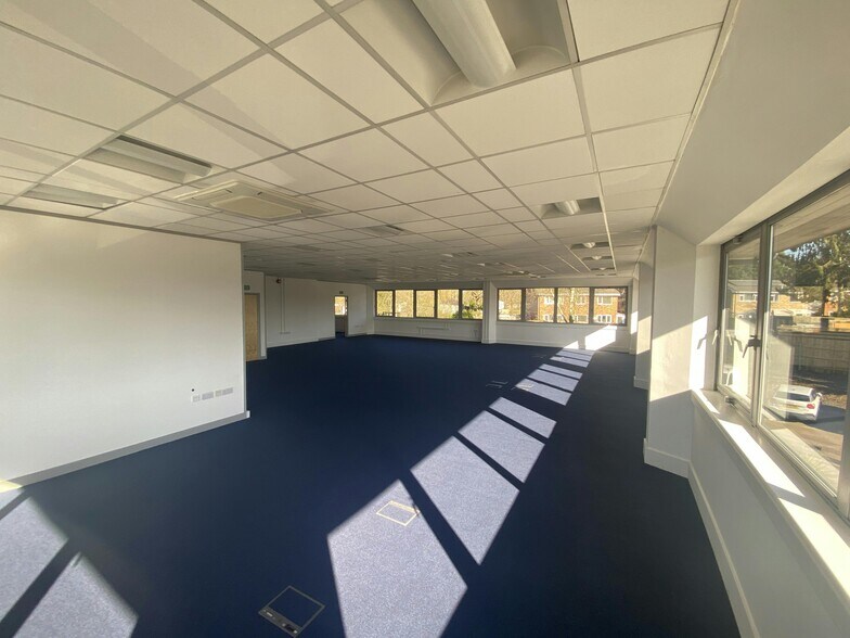 Gatwick Rd, Crawley for lease - Building Photo - Image 3 of 7
