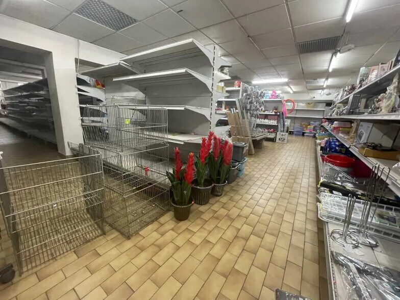 Retail in Allonne for lease - Interior Photo - Image 3 of 9