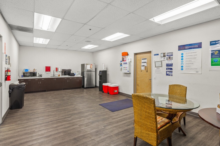 10509 Business Dr, Fontana, CA for lease - Interior Photo - Image 3 of 38