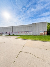 1202 Thomas Beck Rd, Des Moines, IA for lease Interior Photo- Image 1 of 5
