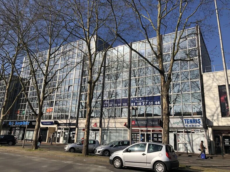 Retail in Évry-Courcouronnes for lease - Building Photo - Image 3 of 10