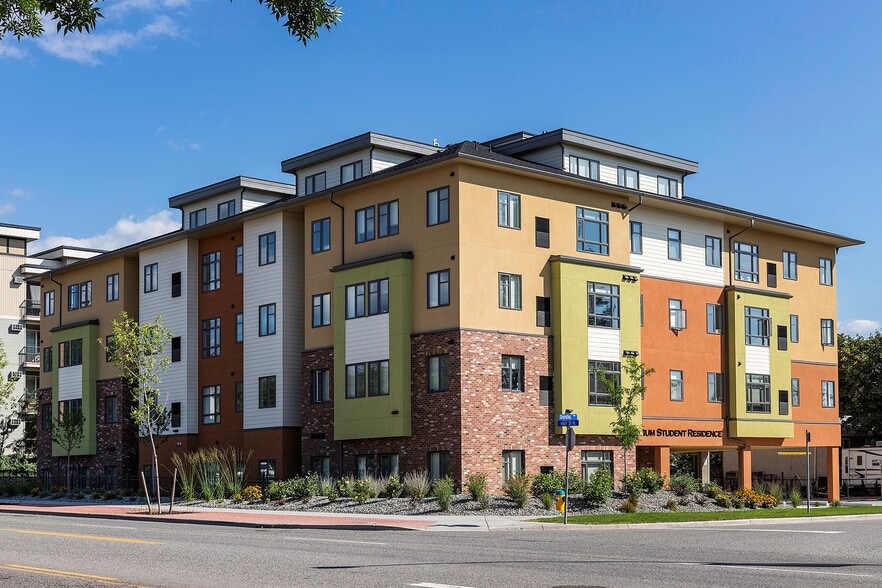 125 Dundas Rd, Kelowna, BC for sale - Building Photo - Image 2 of 11