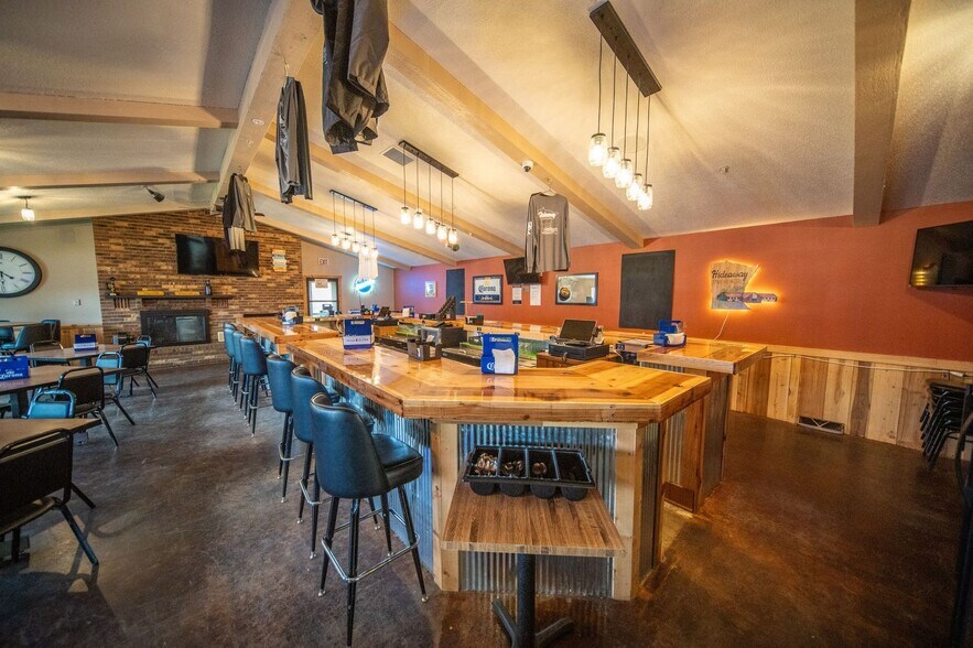 401 Rolling View Dr, Rollingstone, MN 55969 Hideaway Tavern Bar and