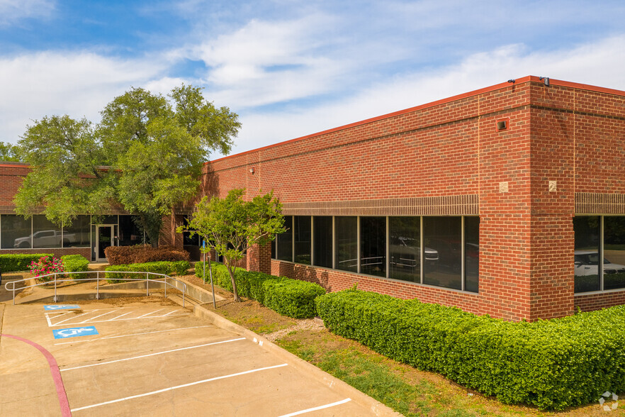 1340-1350 W Walnut Hill Ln, Irving, TX for lease - Building Photo - Image 1 of 10