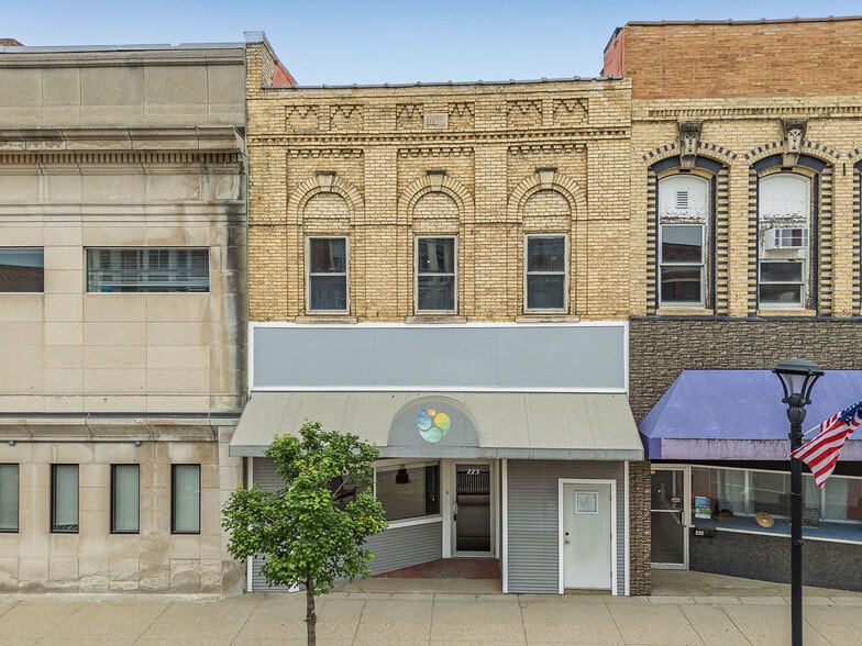 223 E Main St, Reedsburg, WI for sale - Building Photo - Image 1 of 47