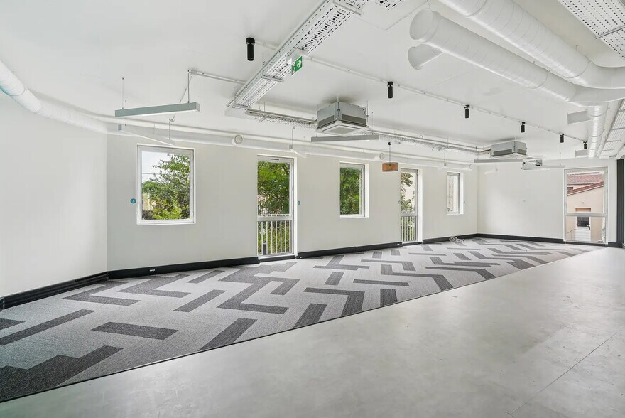 Office in Paris for lease - Interior Photo - Image 2 of 20