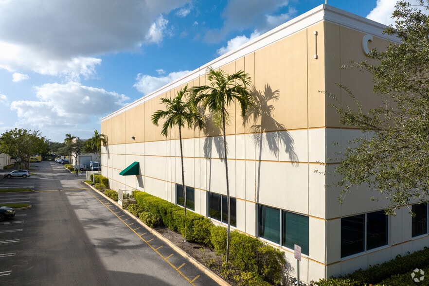 935 NW 31st Ave, Pompano Beach, FL for lease - Building Photo - Image 3 of 26