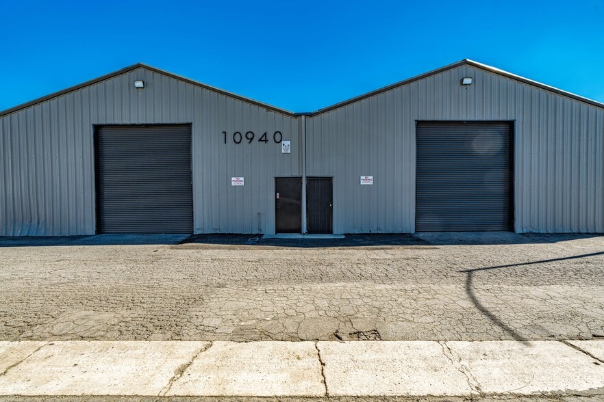 5 INDUSTRIAL BUILDINGS FOR SALE portfolio of 5 properties for sale on LoopNet.com - Building Photo - Image 3 of 4