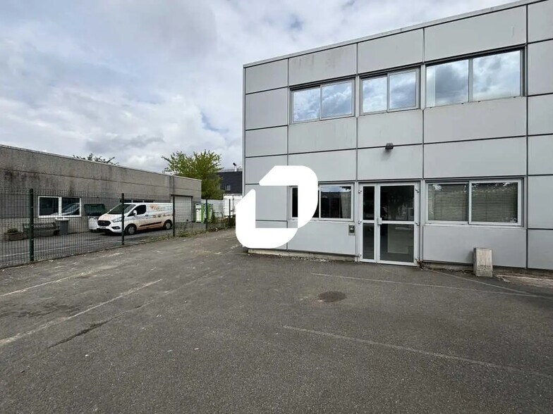 Flex in Grigny for lease - Building Photo - Image 2 of 9