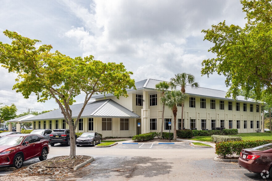 681 Goodlette Rd N, Naples, FL for lease - Primary Photo - Image 1 of 33