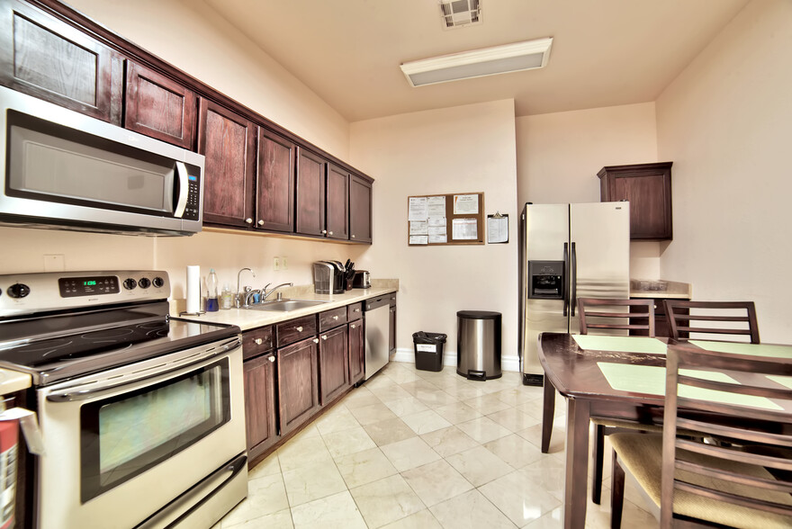 2534 Anthem Village Dr, Henderson, NV for lease - Interior Photo - Image 3 of 11