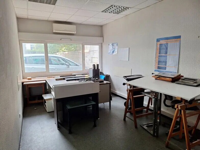 Office in Bordeaux for lease - Interior Photo - Image 2 of 8
