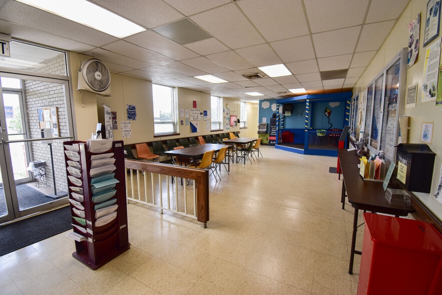 3716 12th Ave E, Tuscaloosa, AL for sale - Interior Photo - Image 3 of 6