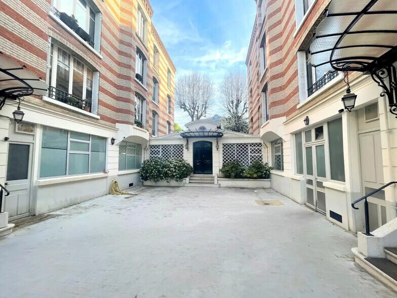 Retail in Neuilly-sur-Seine for sale - Building Photo - Image 1 of 11