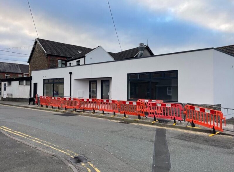 32 Cowbridge Rd, Pontyclun for sale - Primary Photo - Image 1 of 1