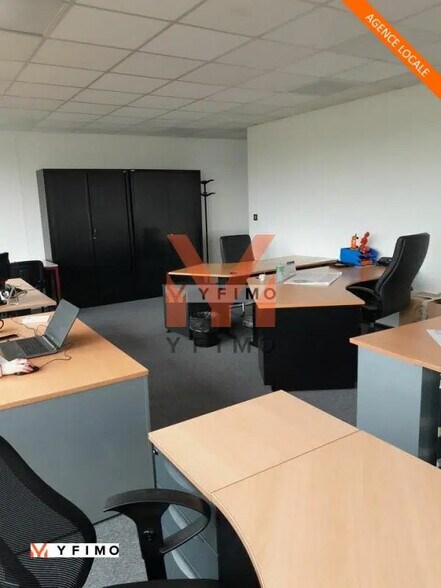 Office in Poissy for lease - Interior Photo - Image 2 of 6