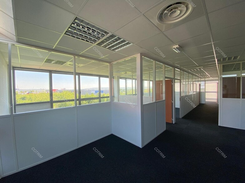 Office in Reims for lease - Interior Photo - Image 2 of 6