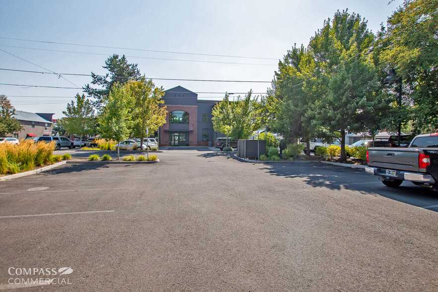 606 NW Arizona Ave, Bend, OR for lease - Building Photo - Image 3 of 10