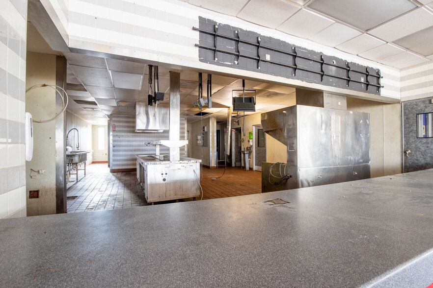 14109 Highway 226 S, Spruce Pine, NC for sale - Interior Photo - Image 3 of 45