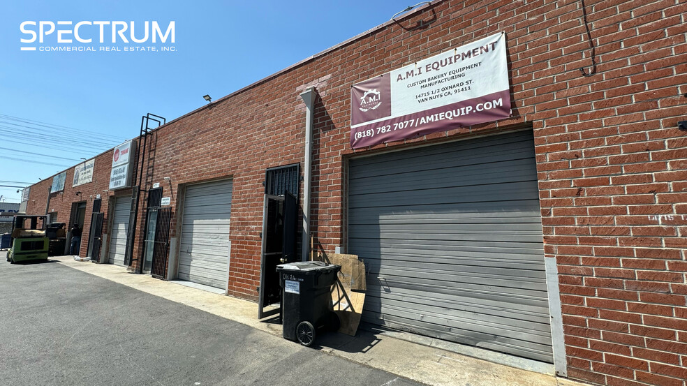 14713-14721 1/2 Oxnard St, Van Nuys, CA for lease - Building Photo - Image 2 of 3