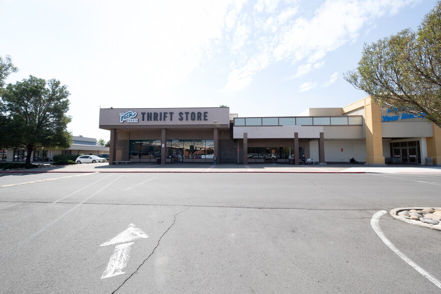 587-589 E Prater Way, Sparks, NV for lease - Building Photo - Image 2 of 4