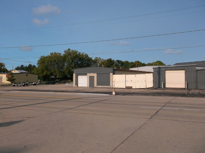 2825 Bowen St, Oshkosh, WI for sale - Building Photo - Image 1 of 1