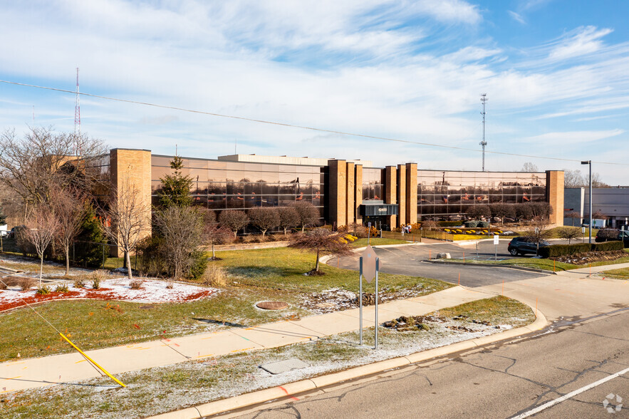 42400 Grand River Ave, Novi, MI for lease - Building Photo - Image 2 of 6