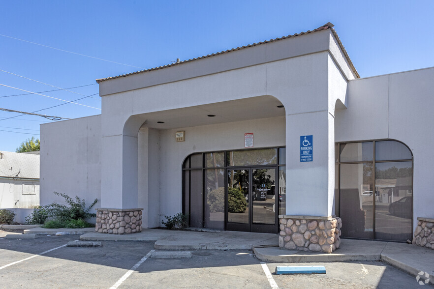 256 N K St, Tulare, CA for lease - Building Photo - Image 2 of 9