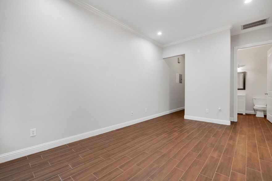 12818 Willow Centre, Houston, TX for sale - Interior Photo - Image 3 of 23