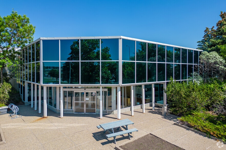 5550 Skyline Way NE, Calgary, AB for sale - Building Photo - Image 1 of 8