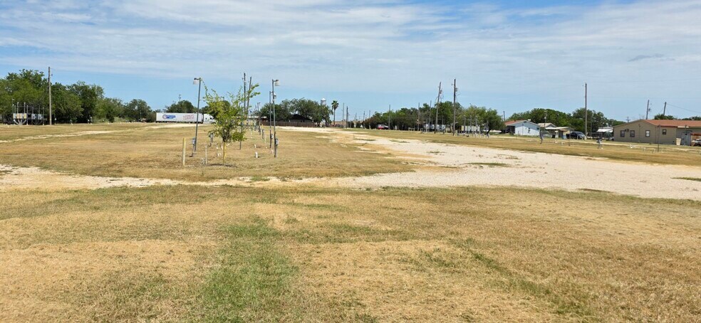 200 W 3rd Ave, Nixon, TX for lease - Building Photo - Image 3 of 4
