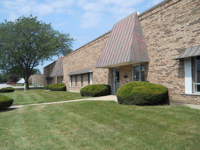 2450-2458 Pan Am Blvd, Elk Grove Village, IL for sale - Building Photo - Image 1 of 1