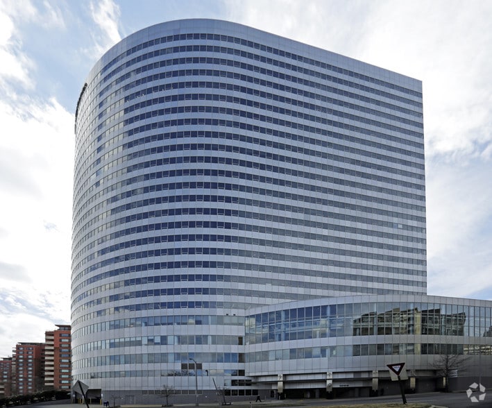 1000 Wilson Blvd, Arlington, VA for lease - Building Photo - Image 3 of 32