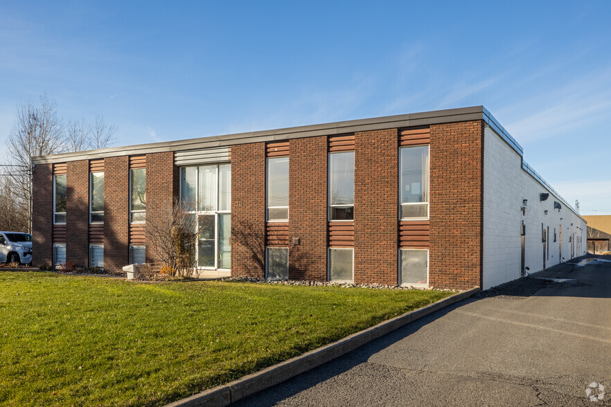 141 Bentley Ave, Ottawa, ON for lease - Primary Photo - Image 1 of 3