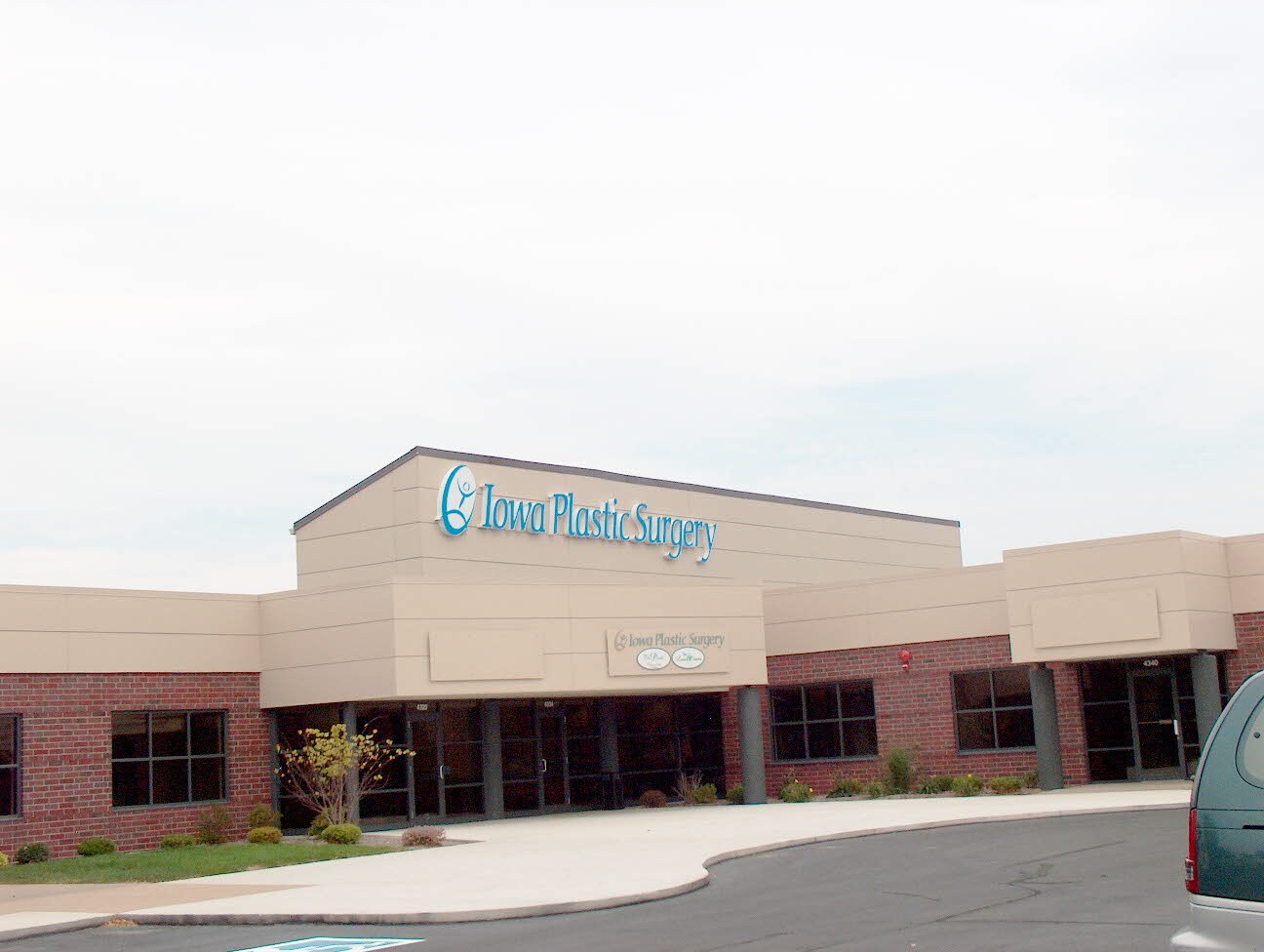 4310-4350 E 53rd St, Davenport, IA for sale Primary Photo- Image 1 of 1