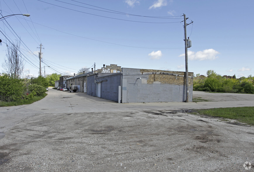 4300-4342 W Monarch Pl, Milwaukee, WI for lease - Building Photo - Image 2 of 6