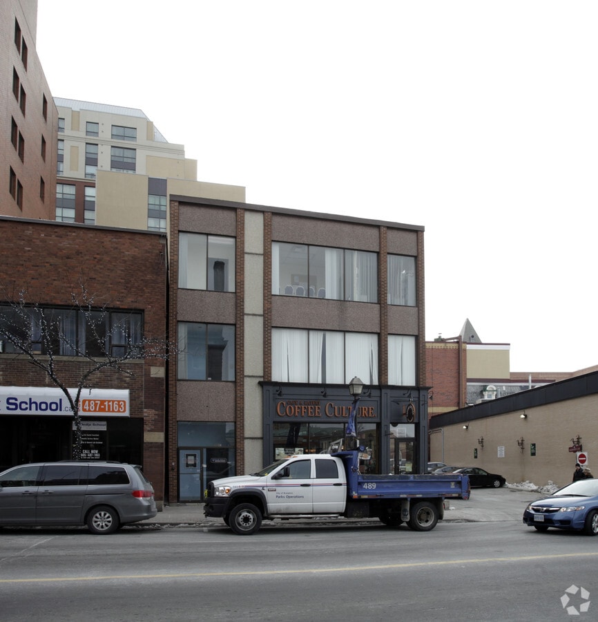 911 Queen St E, Brampton, ON L6W 2A7