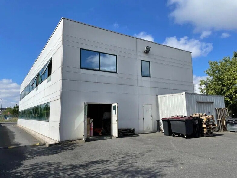 Office in Morangis for lease - Building Photo - Image 1 of 11