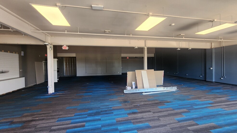 1609 landmark Dr, Cottage Grove, WI for lease - Interior Photo - Image 2 of 15