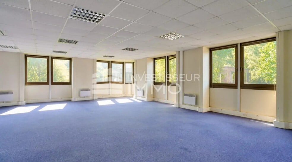 Flex in Torcy for lease - Interior Photo - Image 1 of 5