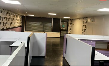 95-105 Oak Rd, Manchester for lease Interior Photo- Image 1 of 3