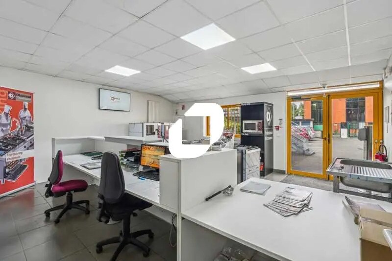 Flex in Sevran for lease - Interior Photo - Image 2 of 16