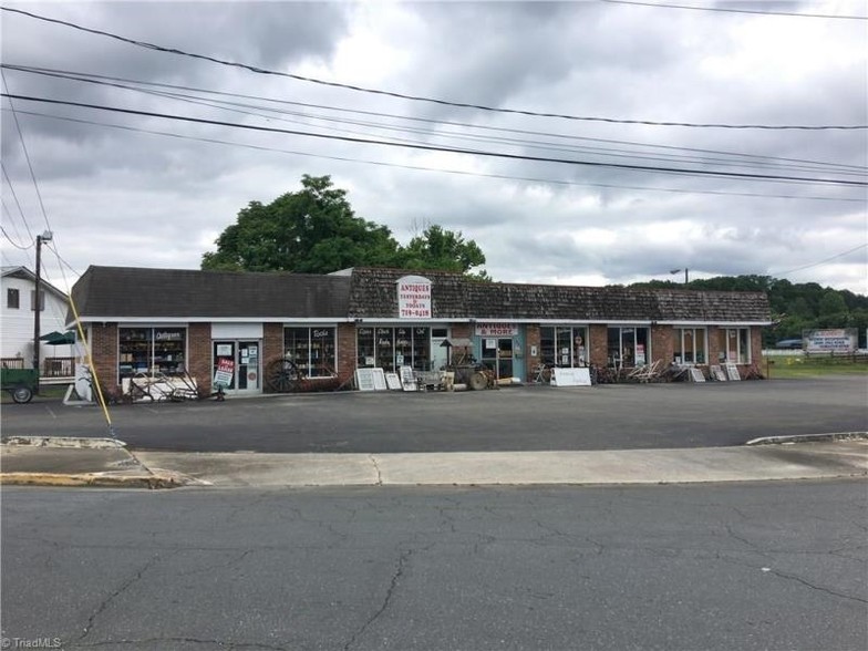 527 W Lebanon St, Mount Airy, NC for sale - Primary Photo - Image 1 of 1