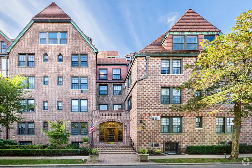 6 Burns St, Forest Hills, NY for lease - Building Photo - Image 1 of 14