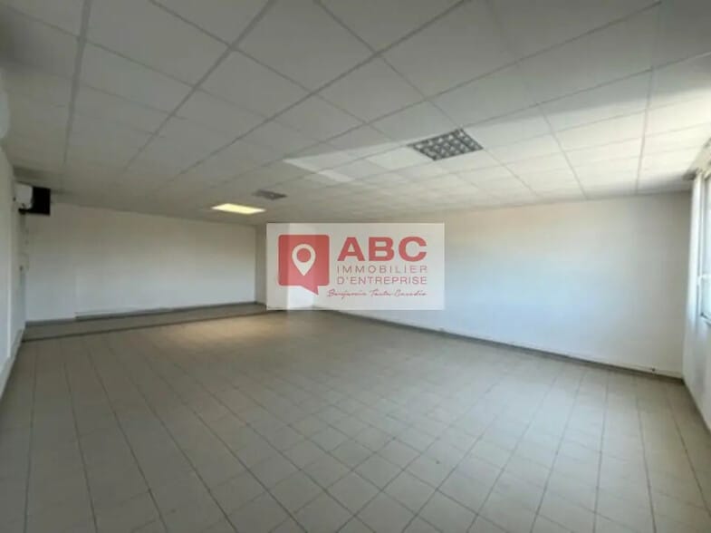 Office in Le Crès for lease - Interior Photo - Image 2 of 8