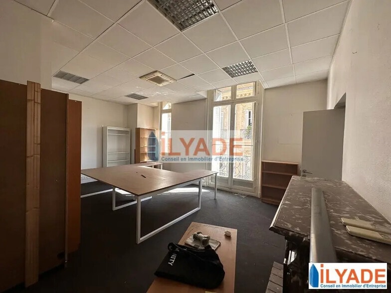 7 Square Stalingrad, Marseille for lease - Interior Photo - Image 2 of 4